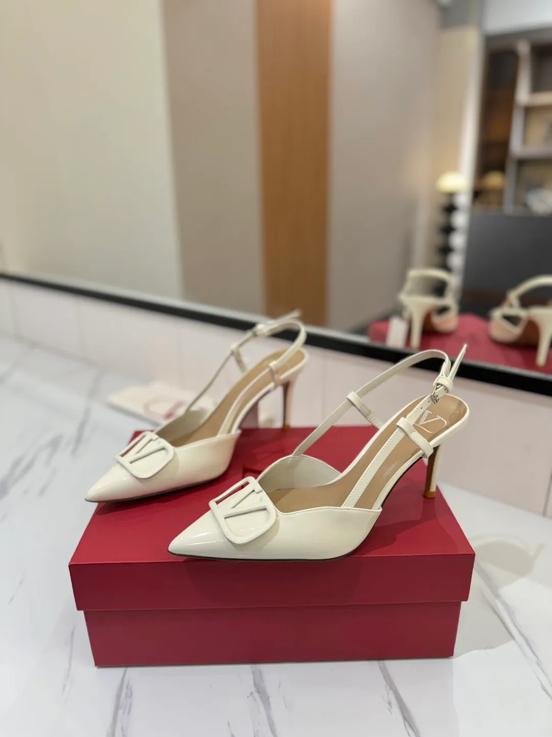 💕💕Factory direct selling price p520💕💕 Valentino launches a new series of sandals, sandals with pointed toe V-buckle sandals. The upper part of the foot is very pedicure-like. The key point is that it is very good and easy to control. It does not grind or tire your feet. It is a walking artifact! Metal VLOGO diamond buckle elements, full of high-end sense! It became sweet instantly.  The avant-garde VLOGO SIGNATURE shoe series interprets VALENTINO GARAVANI's candid attitude. Valentino Garavani V logo back hollow sandals with VLogo Signature decoration, platinum tone VLogo Signature decoration! Upper: imported patent leather Lining: imported goatskin Outsole: Italian leather outsole Heel height: 8cm Size: 35-39 (34-40-41-42 customized size)